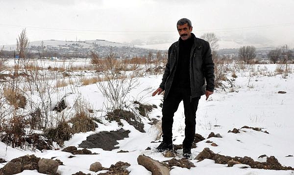 Erzurum'da, yol kenarÄ±nda polise ait fotokapanÄ± telefon zannederek alan temizlik iÅÃ§isi Taner AkkuÅ, ile ilgili gÃ¶rsel sonucu