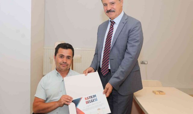 2022/06/turk-isaret-dili-egitimi-alan-belediye-personeline-sertifika.jpg