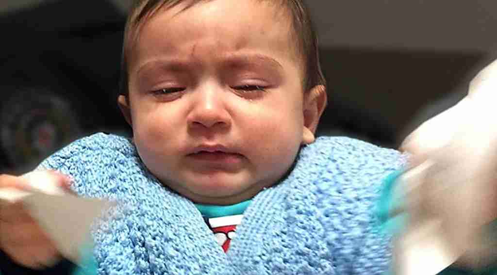 8 aylık bebeğe yapılan yürekleri sızlattı Haber16