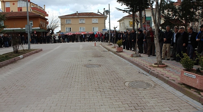 Metrelerce kuyruğun tek nedeni 'helallik', tek tek el öptü