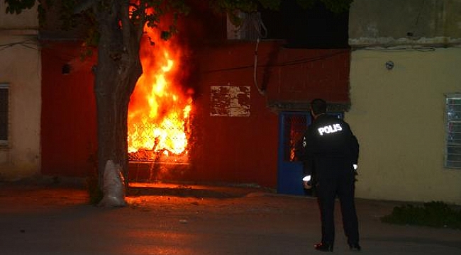 Annesine kızdı, evi ateşe verip kendisini içeri kapattı