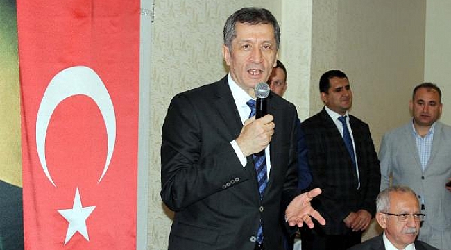 Bakan Selçuk, engelli öğretmen ve öğrencilerle iftar yaptı