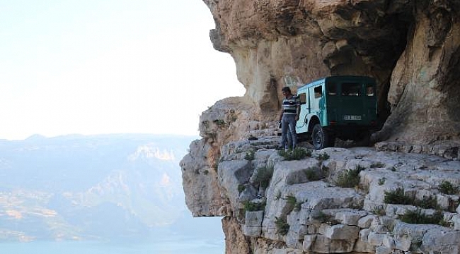 Adrenalin tutkunu, cipiyle kaledeki uçurumun kenarına çıktı