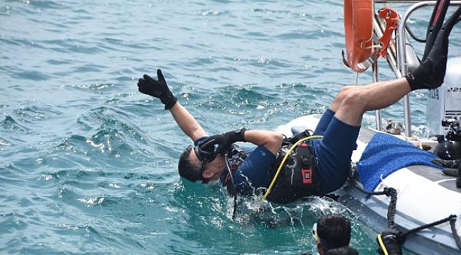 Bakan Pakdemirli denizlerdeki kirliliğe dikkat çekmek için dalış yaptı