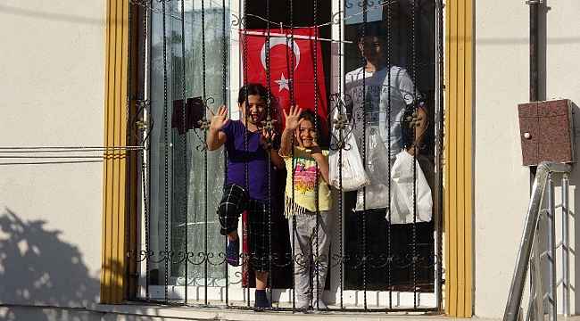 Küçük çocuğun şeker mutluluğu yürekleri ısıttı