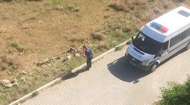 Vatandaş ihbar etti, yola düşen Türk bayrağını polis öpüp kaldırdı