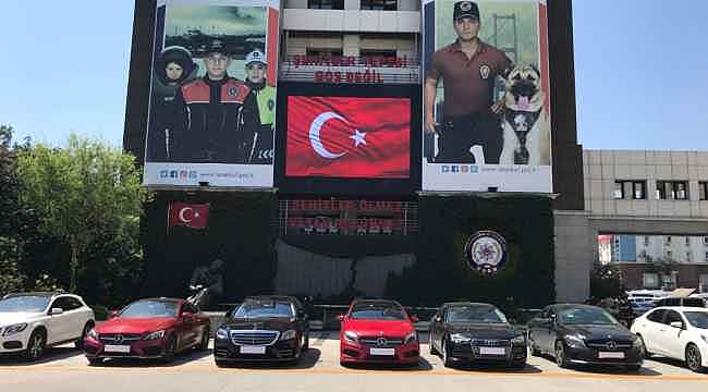 'Bataklık' operasyonundaki lüks araçları böyle sergilediler...