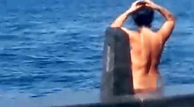 Eminönü'nde hayrete düşüren olay... Kimseyi umursamayan kadın çırılçıplak denize girdi