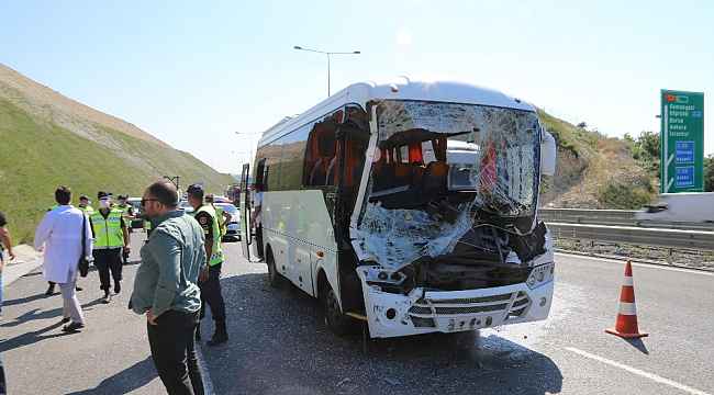 Kuzey Marmara Otoyolu'nda işçi servisi ile tır çarpıştı: 13 yaralı