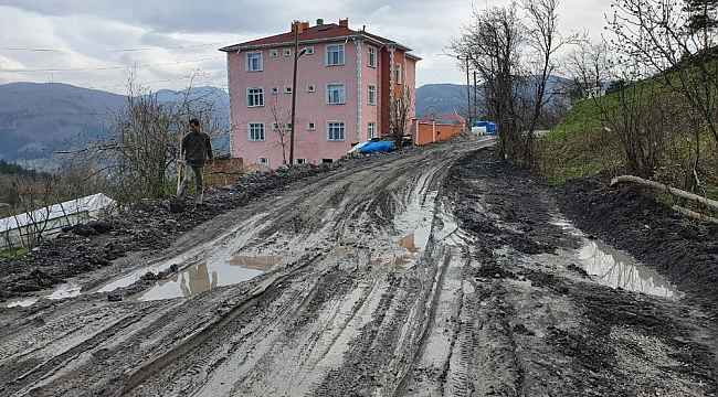 Yarım asırdır yolu yapılmayan köylüler, isyan etti