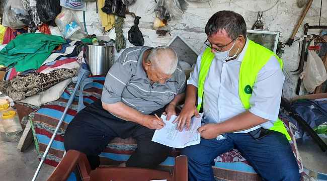 76 yaşındaki engelli yaşlı adamın su aboneliği evinde yapıldı