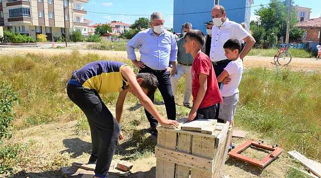 Başkan Aşgın, çocuklara kuş yuvası hedi etti