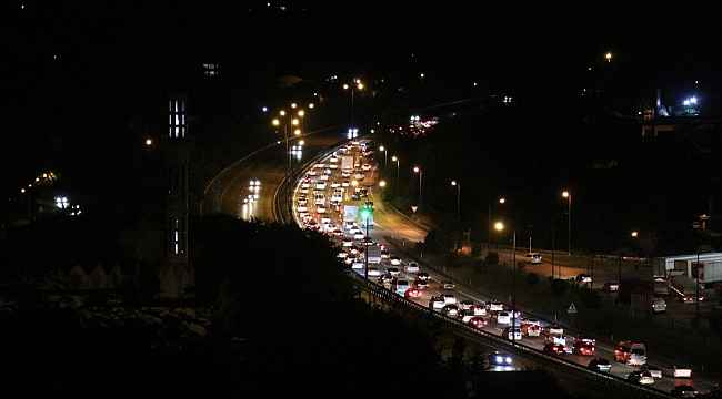 Sakarya TEM'de bayram trafiği gece saatlerinde de devam ediyor