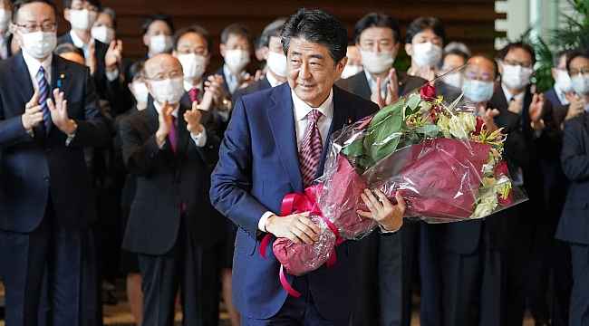 Abe koltuğu devretti, Japonya'nın yeni Başbakanı Yoshihide Suga oldu
