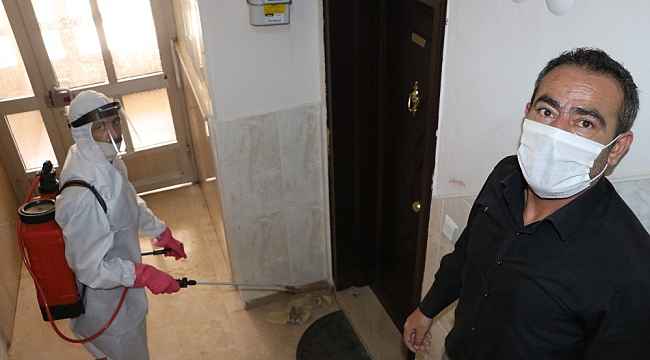 Muhtar vaka görülen apartmanları tek tek dezenfekte ediyor