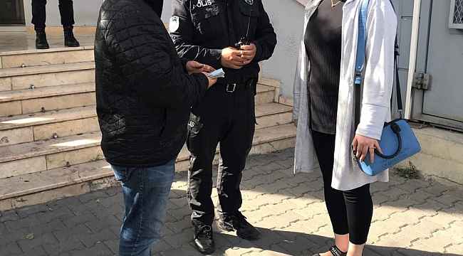 ATM'de unutulan yüklü miktardaki parayı sahibine teslim etti