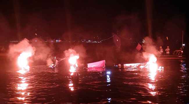 Dalgıçlar 29 Ekim Cumhuriyet Bayramı'nda denizde bayrak açtı