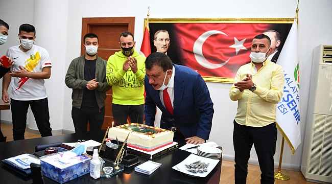 Derebeylerinden Gürkan'a sürpriz kutlama