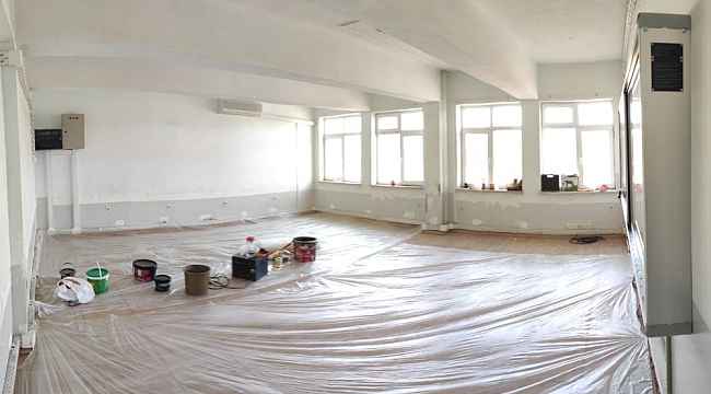 Genç mimarlarlar ellerine matkap ve fırçaları alıp işçi olarak çalıştı