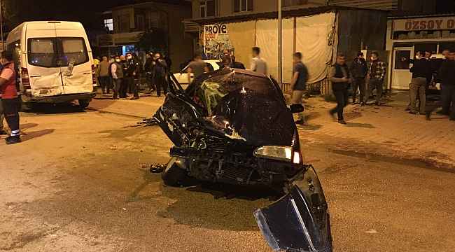 Otomobil park halindeki minibüse arkadan çarptı: 1 ölü, 1 yaralı