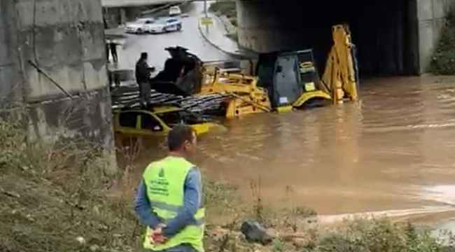 Sağanak yağış nedeniyle aracıyla mahsur kaldı