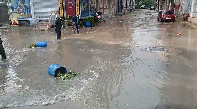 Susurluk'ta sabah saatlerinde yağan yağış hayatı felç etti