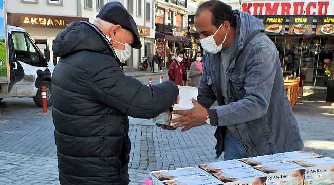 Çeşme Manisalılar Derneği farkındalık için maske dağıttı