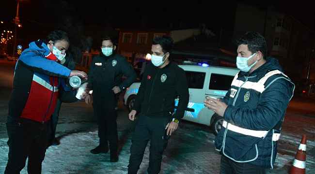 Eksi 10 derecede görev başındaki polislere vatandaşlar çay ikram etti
