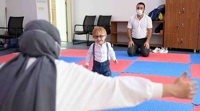 Engelli çocuk, 10 aylık eğitimin ardından yürümeye ve konuşmaya başladı