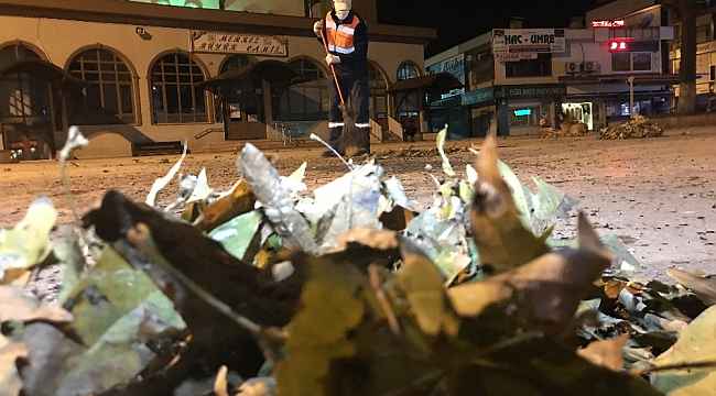 Herkes evlerine gitti, sokaklar temizlikçilere kaldı