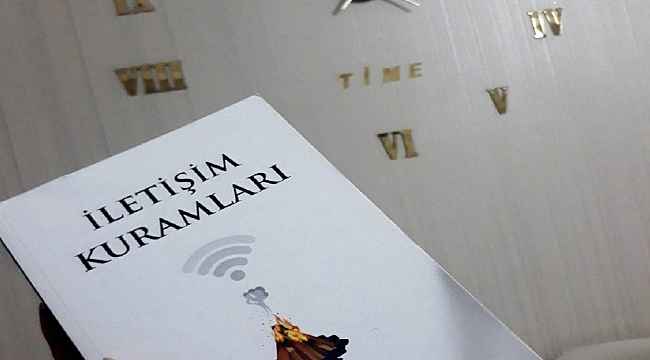 İletişim Kuramları kitabı raflardaki yerini aldı