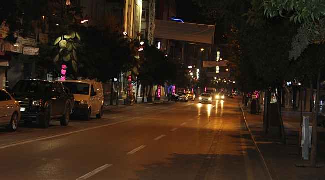 Isparta'da sokağa çıkma kısıtlamasıyla birlikte sokaklar boş kaldı