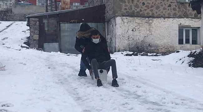 Kars'ta kartopu oynadılar, bidona binerek kaydılar