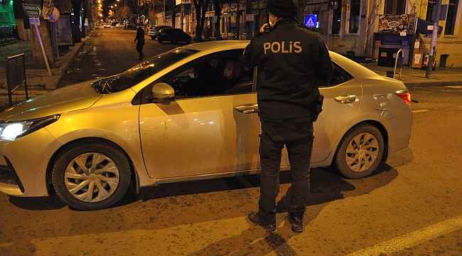 Kars'ta polis eksi 5 derece soğukta denetim yaptı