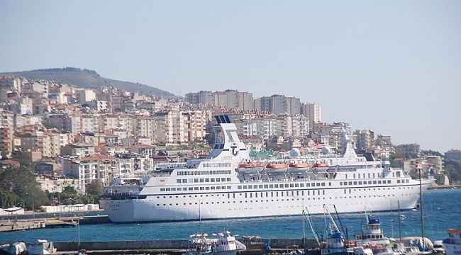 Mavi suların en lüksleri arasındaydı, şimdi söküm için rotasını Aliağa'ya çevirdi