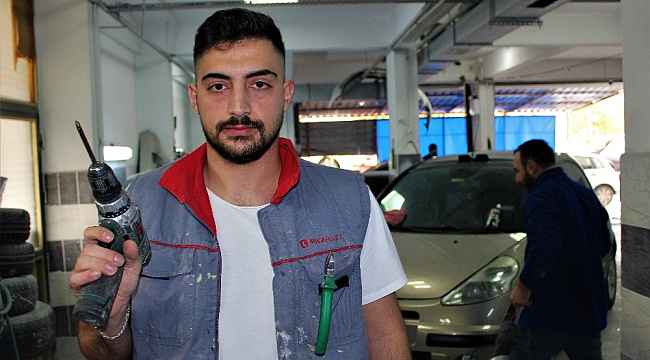 Müzik yapabilmek için üniversiteyi bırakıp sanayide çalışmaya başladı