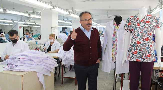 Pandemi ile savaşan sağlık ordusunu onlar giydiriyor