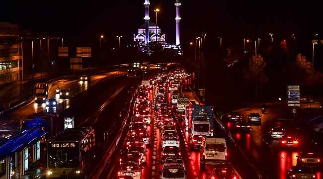 Sokağa çıkma kısıtlaması başladı, 15 Temmuz Köprüsü'nde trafik yoğunlaştı