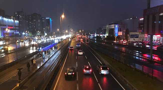 Sokağa çıkma kısıtlaması öncesi metrobüs ve yollarda yoğunluk oluştu
