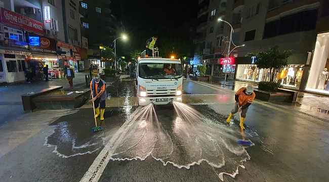 Tarsus'ta cadde ve kaldırımlar Büyükşehir Belediyesince dezenfekte edildi