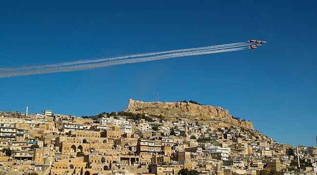 Türk Yıldızları'nın Mardin semalarındaki gösterisi hayran bıraktı