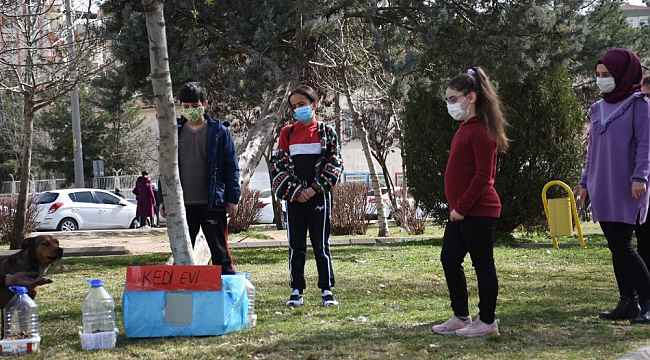 Minik yürekler minik dostlarını unutmadı