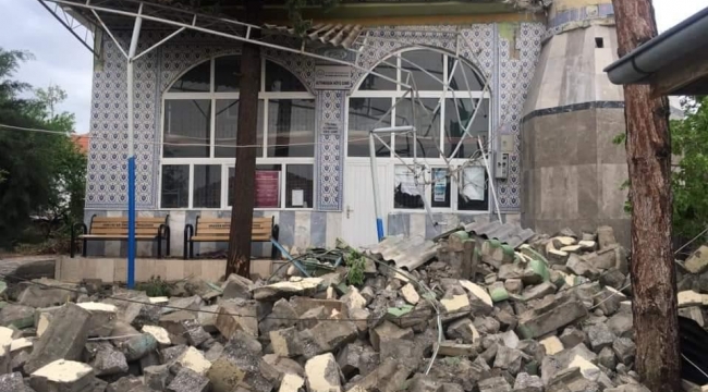 Ankara'da fırtına caminin minaresini yıktı