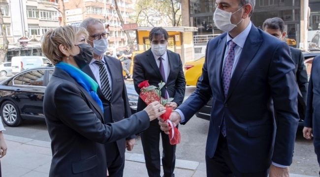 Bakan Gül noterler gününü kutladı