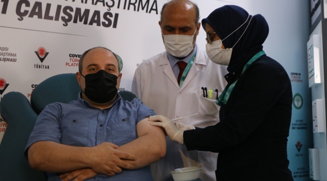 Bakan Varank, VLP aşının ilk dozundan 20 gün sonra ikinci dozunu yaptırdı