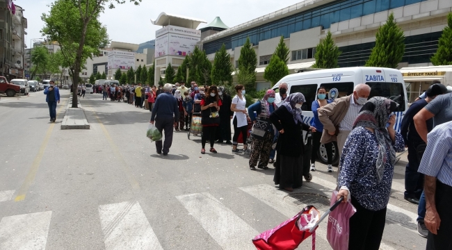 Isparta'da vatandaşlar kentte kurulan 7 pazara HES kodu ve kimlik sorgulamasıyla alındı