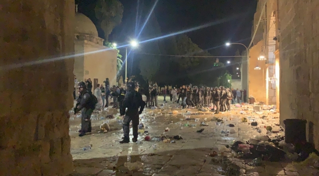 İsrail polisi Mescid-i Aksa'ya girerek cemaate saldırdı