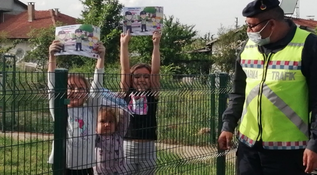 Jandarma ekiplerinden çocuklara boyama kitabı