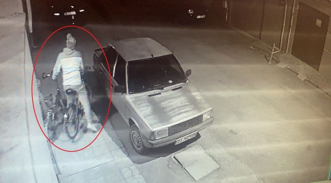 Kısıtlamada aynı anda 2 bisikleti böyle çaldı