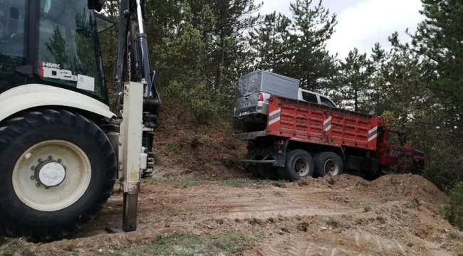Kontrolden çıkan kamyon ağaçlara çarparak durabildi